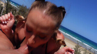 Modell gigantikus didkós világos szőke kisasszony a tengerparton kúr