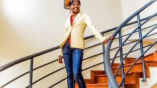 Fekete amatőr casting forgatás irodai fotózásra keményen megbassza a termetes faszú producer