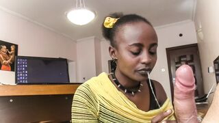 Nyakörves fekete lotyó nyáladzik a főnök pöcsén