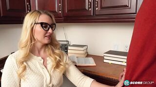 Fullos 40-es Julia Robbie és a tini fickó