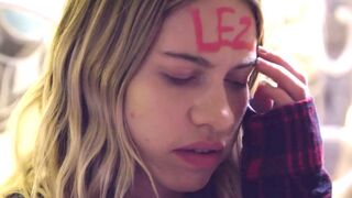 Fiatal lányok forró fürdőszobai lesbi játszmája