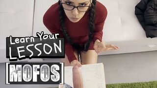 Andreina Deluxe vizsgára tanul, jordi inkább a ciccseit és popóját tanulmányozza