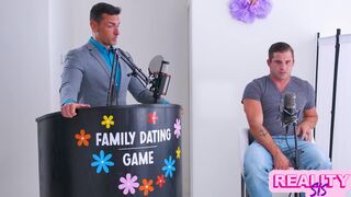 Chanel Camryn faszőrült világos szőke szuka nyeri a randi játékot és mostohabátyja farkával teljes gangbang kavarodik