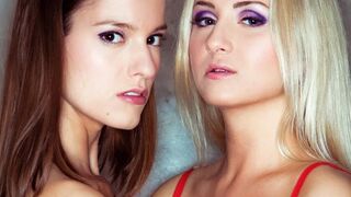 Cayla Lions és Silvie Luca forró lezbi cumizása