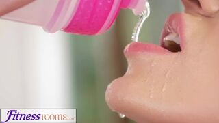 Afina Kisser világos szőke orosz milf éhesen orálozza a óriási kukija