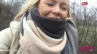 Forró tinédzser kiscsaj kerékpáron dörzsöli szaftos puncáját