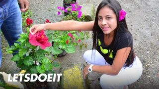 A fekete hajú dél amerikai milf-et utcai vadászatban szerezzük be mély dugásra