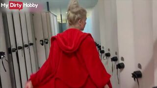 Világos Szőke cheerleader oboázása az öltözőben