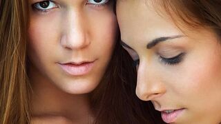 Alexis Crystal és Antonia Sainz forró lezbi ölelései