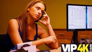 A szigorú hitelező megdugja a vadító milf-et adósság miatt