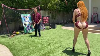 Kolosszális popós vörös milf mami játszik a lépfia nagyméretű fehér faszával