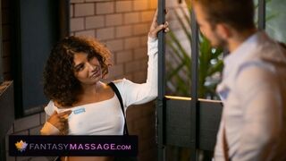 A bájos ausztrál szomszéd masszíroz és megdug