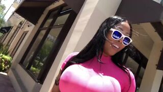 Moriah Mills átlátszó csipkében olajozza meg bazinagy popsiját