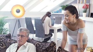 Szürke hajú szemüveges öregember kufircolja a szívdöglesztő tinit