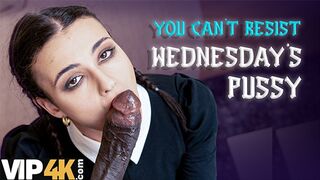 Lispy wednesday kamatolyta a nevelő apa gigantikus faszát mint egy igazi kutyaként