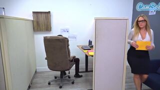 Méretes popsikás milf háromszereplős kefélése a forró párbaj felett