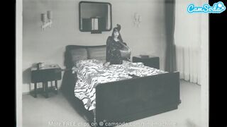 Forró tinédzser pipi szőreivel játszik bazinagy műfaszokkal webcam előtt