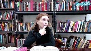 Fiatal iskolás titokban peckezik a webkamerán tanulmányi szünetben