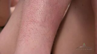 Skyler szőrös testét szereti – forró fiatal peckezés