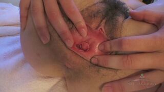 Juliette March ujjai mélyen a szőrös nunában