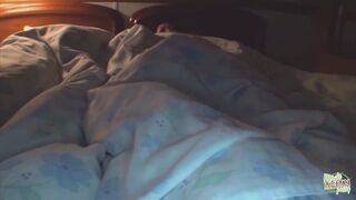 Tetkós ázsiai spiné csókolózik, miközben a kurvája szívja ki a fazsát