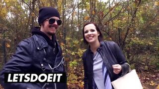 Gigászi cicis fekete hajú német kis csaj felvétel a gigászi kombiban vad baszásra