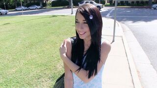 Tinédzser kéjhölgy Mia Hurley megmutatja gigantikus ciciét és pénzért megdugja a manust