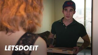 Megcsaló pina Arian Joy először a barátját baszogatja, aztán a kézbesítő fószer megdugja jól