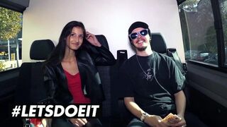 Karcsú néger Coco Kiss pénzért orálozza a méretes fekete fazt az autóban