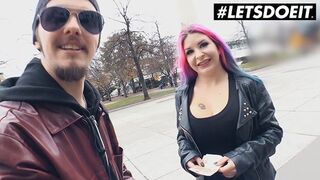 Aviva Rocks kolosszális cickós svájci kis csaj megdugja az idegent pénzért a buszon