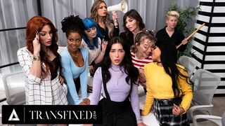 Forró transzi főnök Jade Venus és Jane Wilde közösülnek az irodai csapat szeme láttára