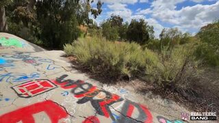 Isabella Jules forró fiatal kupakolása kültéren és krémes szállodai buxa élvezete