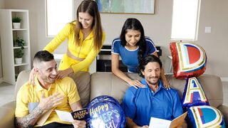 Szívdöglesztő tinédzser kurvák levetkőznek és megbaszák nevelő apjukat apák napján ünneplésképp