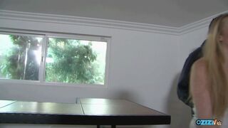 A világos szőke fiatal szexbomba megtörli a hatalmas fekete farkát