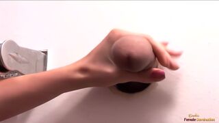 Magányos milf puncit simogatja mielőtt három glory hole falloszt kényeztet egyszerre