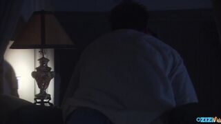 Fiatal kis csaj cidázik és lovagol a farkon ágyban lefekvés előtt