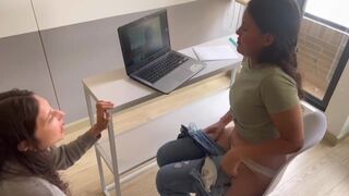 Bekapcsolt kamera alatt nyaldossa a puncimat a ribancom munkaértekezleten