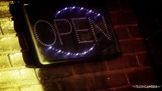 Dögös cicás öltözetben a szarva vágó néger cumizza a gigantikus fallosza