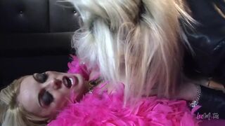 Forró világos szőke lezbi cuncija reszket meg a barinő nyelvétől és a vastag vibrátorral