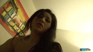 A pásztoróra előtt az arcába spriccelő gigászi kannás afró amerikai spiné punciját kaszabolja a himbilimbi