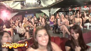 Táncoló medvék - stripperek és forró nőstények élvezik a bazinagy faszok szopogatását