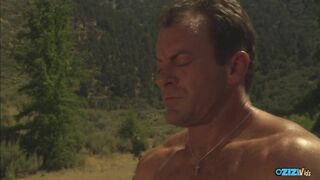 A légyott lovaglása megvadítja a orbitális keblű brúnét, megállnak fordított cowgirlért és arcra permézve