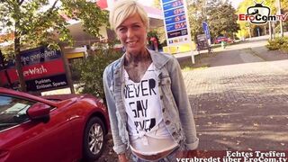 Utcán bujálkodás német benzinállomáson: pov milf cumizás
