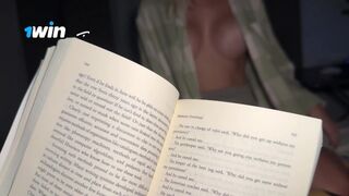 Nevelő hugom csábított el olvasás közben – ízletes közeli dörzsölés a kolosszális popsis tinitől