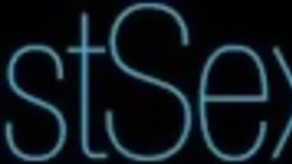 Kat Dior szőrös puncáját és száját tömik meg: vibrátorral a kanapén