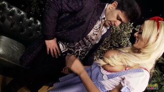 Semmi nem tesz boldogabbá e vékony bazinagy tőgyes lányt, mint ha farkon lovagol