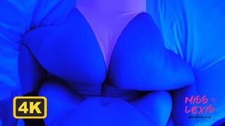 Forró dél amerikai házastárs bazinagy mellekkel és szemrevaló fennékkel élvezi a vad dugást