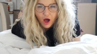 Orosz popócska maca imádja, ha feszes popóját nyújtják meg