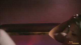 Világos Szőke fiatalasszony megszívja a kolosszális fekete fügyit anal döngölés közben