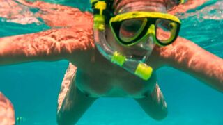 Meztelen uszodás kalandok nyilvános strandon – nézd meg forró kalandjaimat!